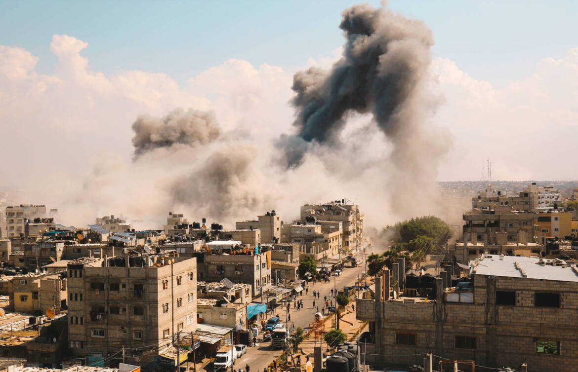 من جحيم غزة: كيف يتحايل الفلسطينيون على الموت